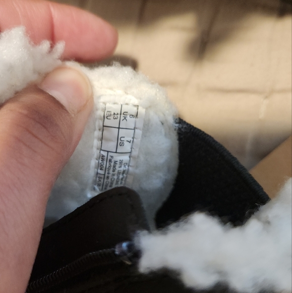 Dr Martens Toddler boots with faux fur (blk: toddler 7) NWT - Picture 2 of 5